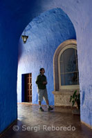 Monasterio de Santa Catalina. Arequipa. Los callejones estrechos, pintados de tonos azules y rojizos son el deleite de cualquier amante a la fotografía, además, todavía se conservan los muebles de la época y la atmósfera de antaño.